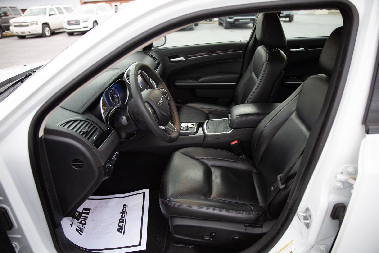 Used 2023 Chrysler 300 Touring L image 3