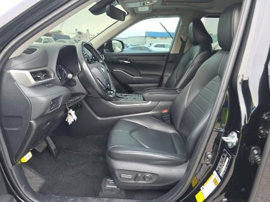 Used 2021 Toyota Highlander XLE image 3