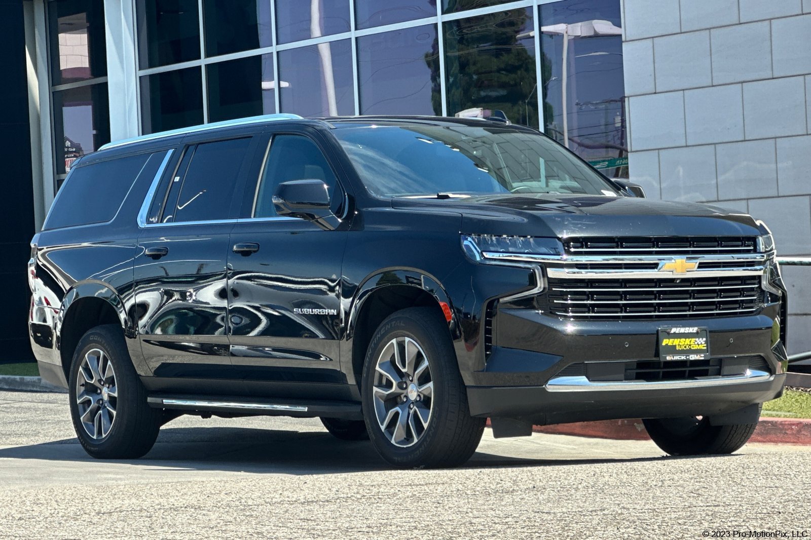 Used 2024 Chevrolet Suburban LT w/ LT Signature Plus Package RWD image 1