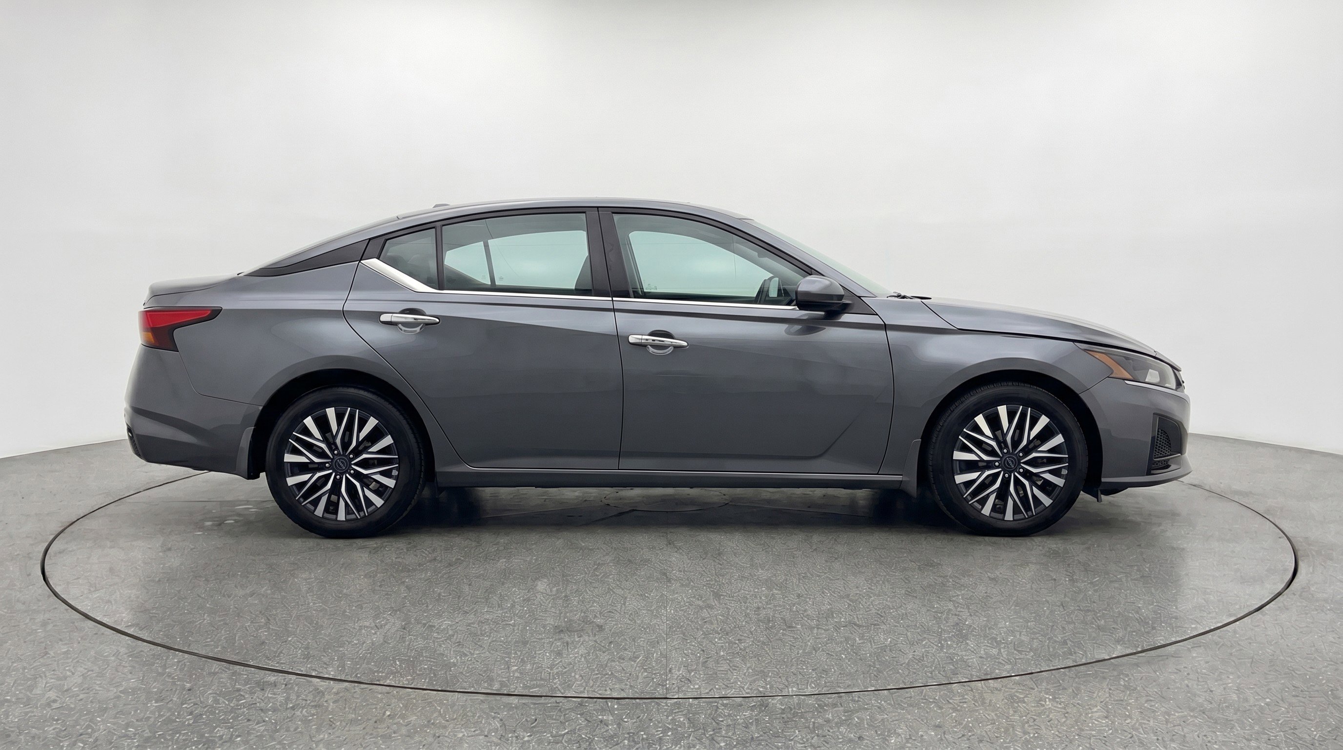 Used 2025 Nissan Altima 2.5 SV FWD image 11