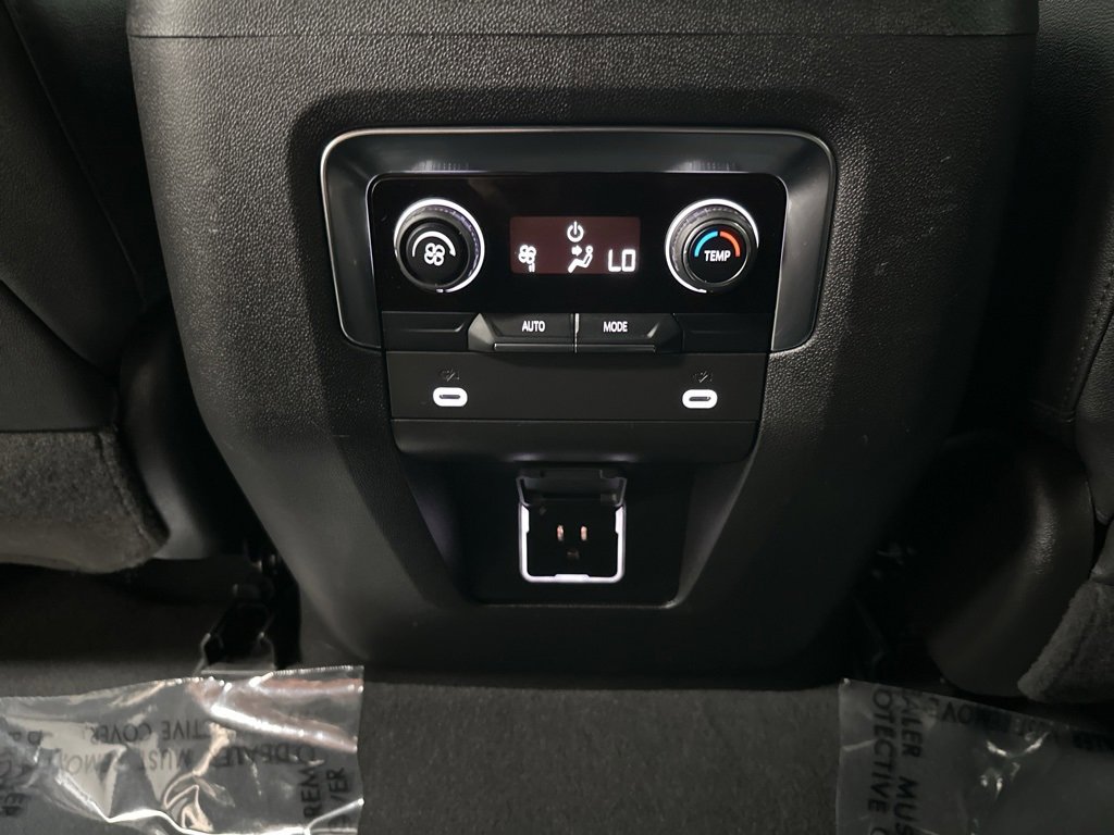 Used 2024 Chevrolet Suburban LT image 31