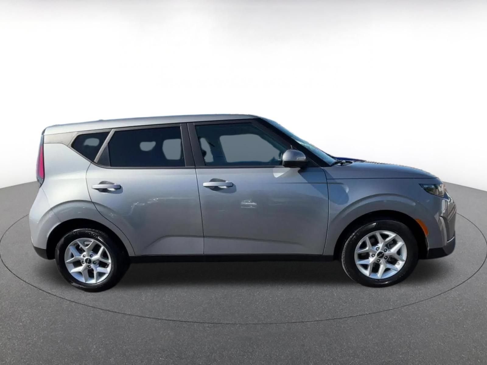 Used 2025 Kia Soul LX w/ LX Technology Package FWD image 16