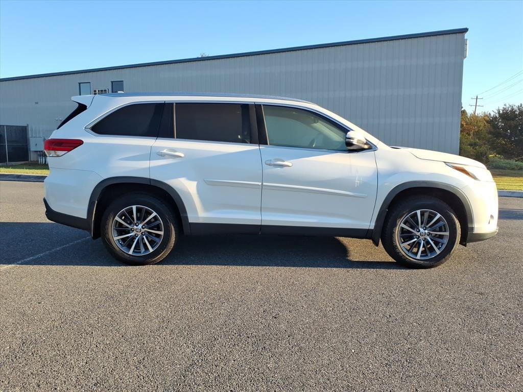 Used 2019 Toyota Highlander XLE AWD/4WD image 3