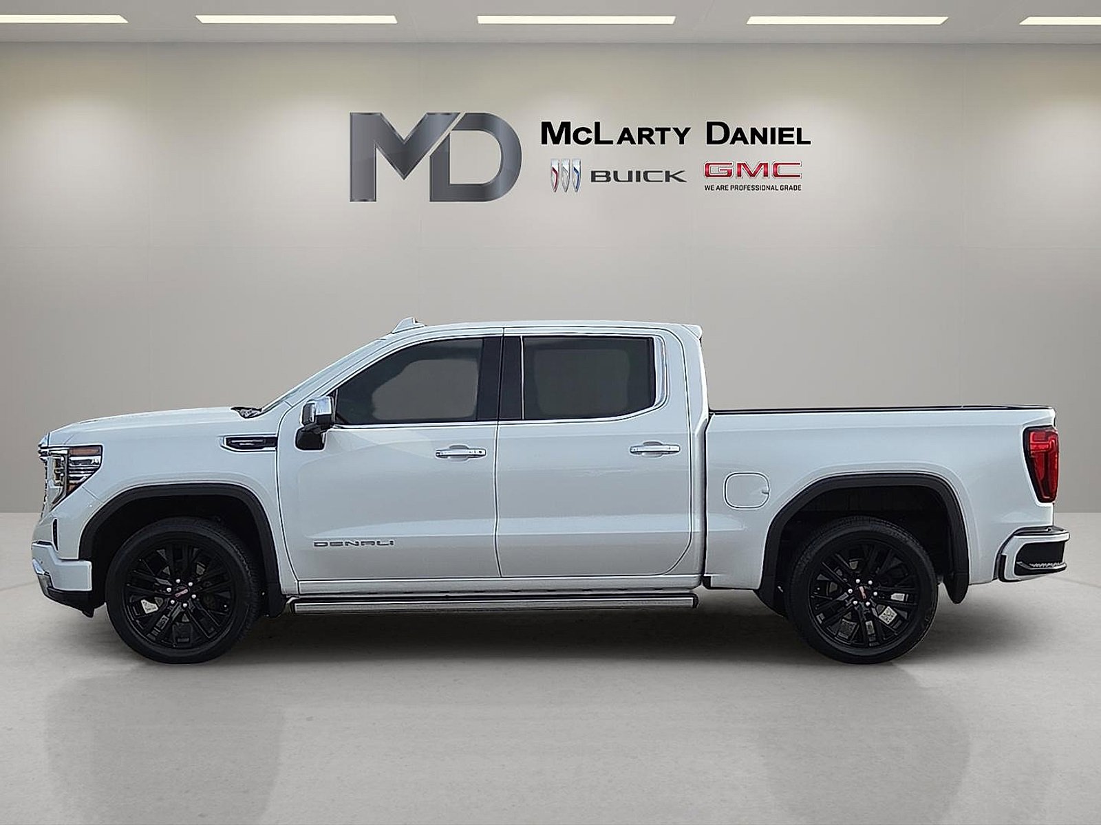 Used 2024 GMC Sierra 1500 Denali w/ Denali Reserve Package image 3