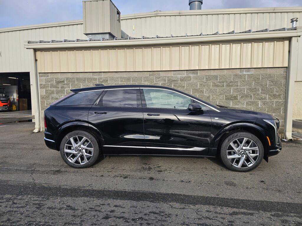 New 2026 Cadillac Optiq Luxury 2 image 10