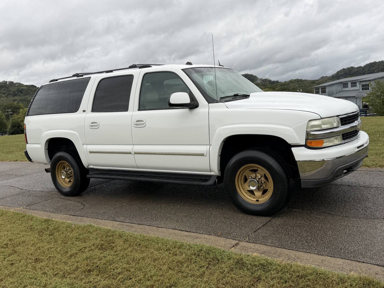 Used 2004 Chevrolet Suburban 2500 LT w/ Preferred Equipment Group AWD/4WD image 7