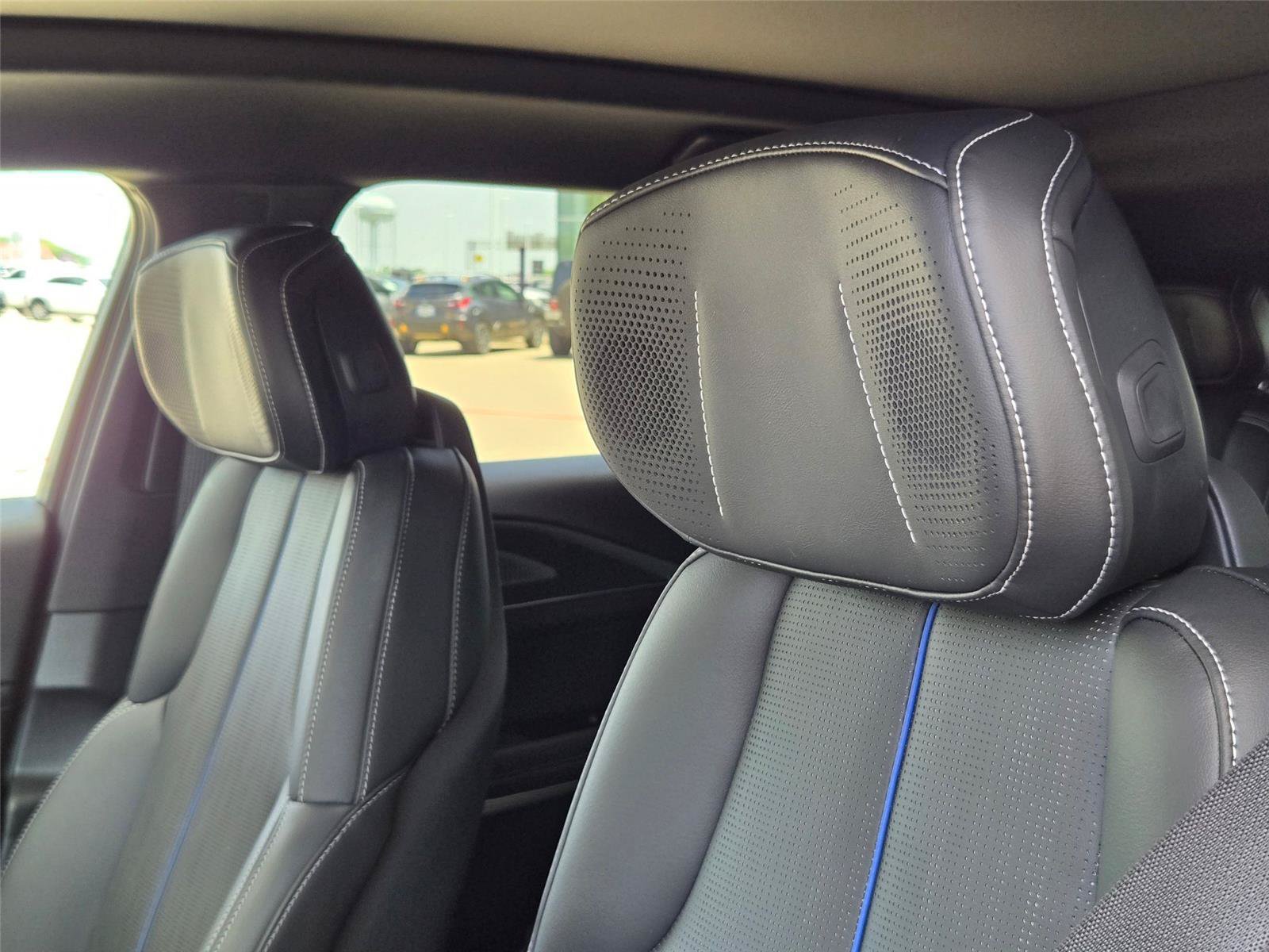 Used 2025 Cadillac Lyriq Luxury w/ LPO, Floor Liner Package AWD/4WD image 12