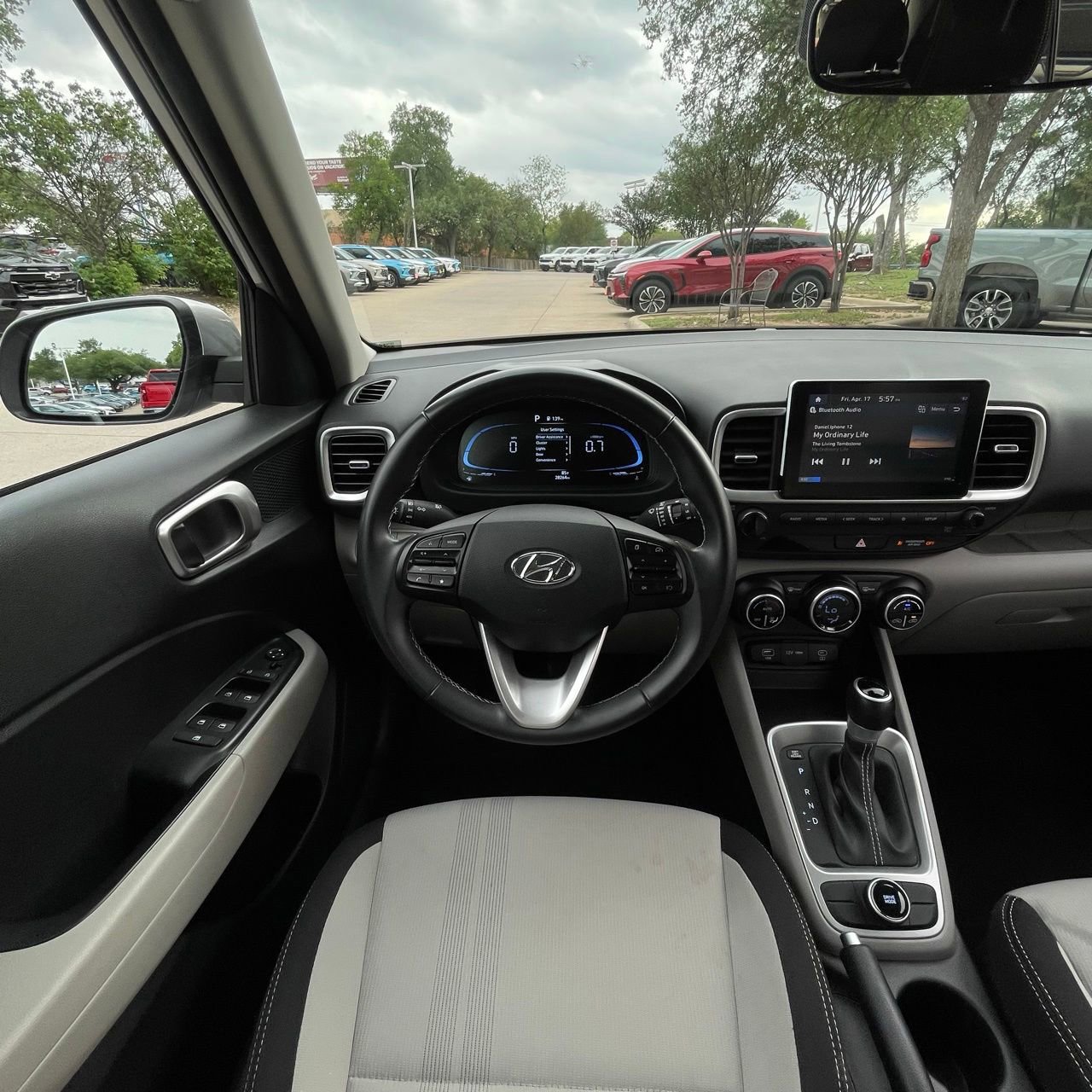 Used 2025 Hyundai Venue SEL FWD image 11