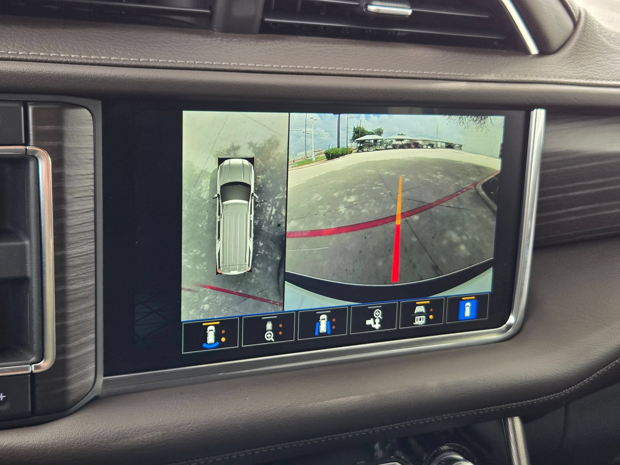 Used 2022 GMC Yukon XL Denali AWD/4WD image 16