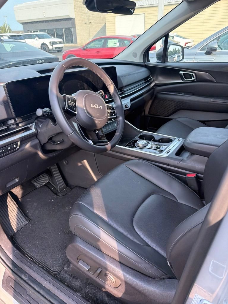 Used 2026 Kia Carnival SX w/ SX Dark Edition Package FWD image 2