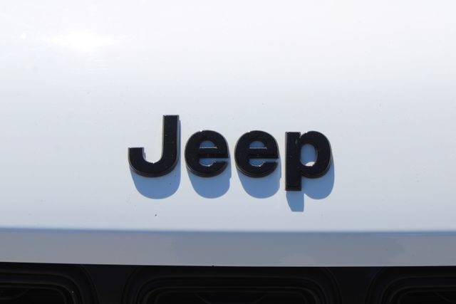 Used 2025 Jeep Grand Cherokee Altitude RWD image 8