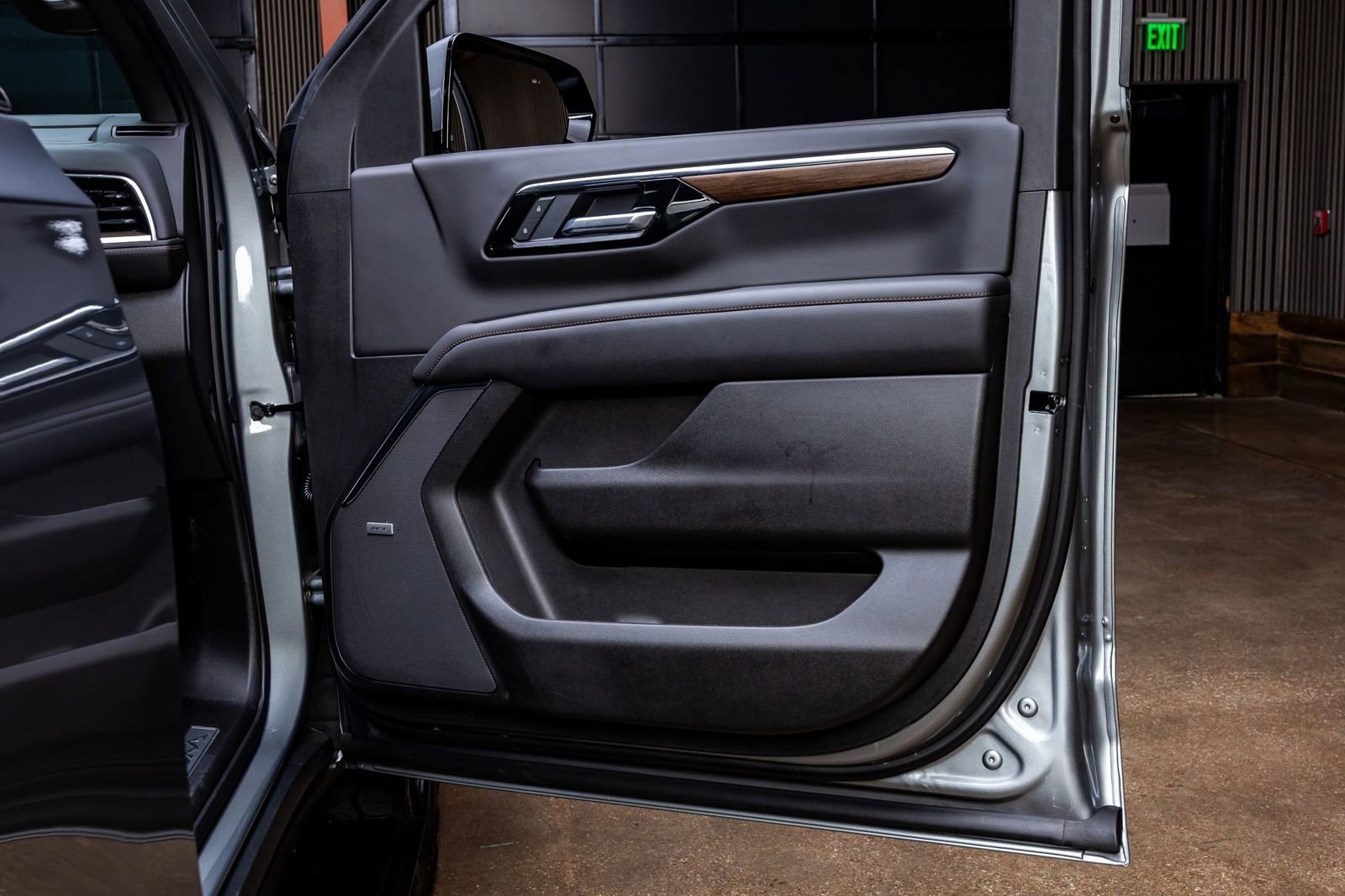 Used 2025 Chevrolet Tahoe High Country AWD/4WD image 38