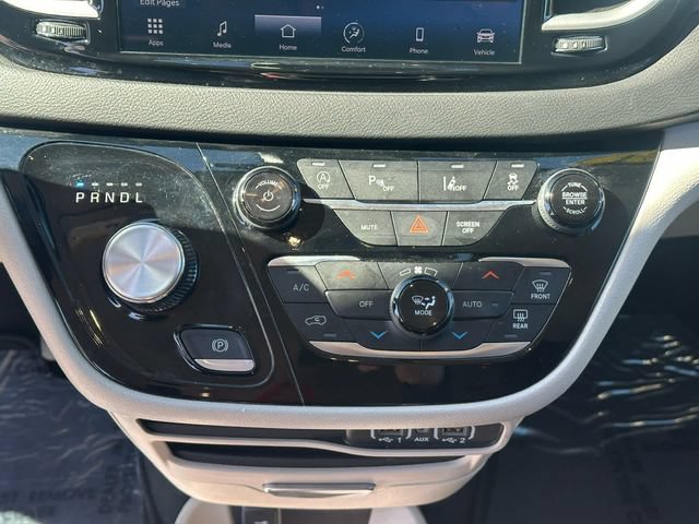 Used 2024 Chrysler Pacifica Touring-L FWD image 18