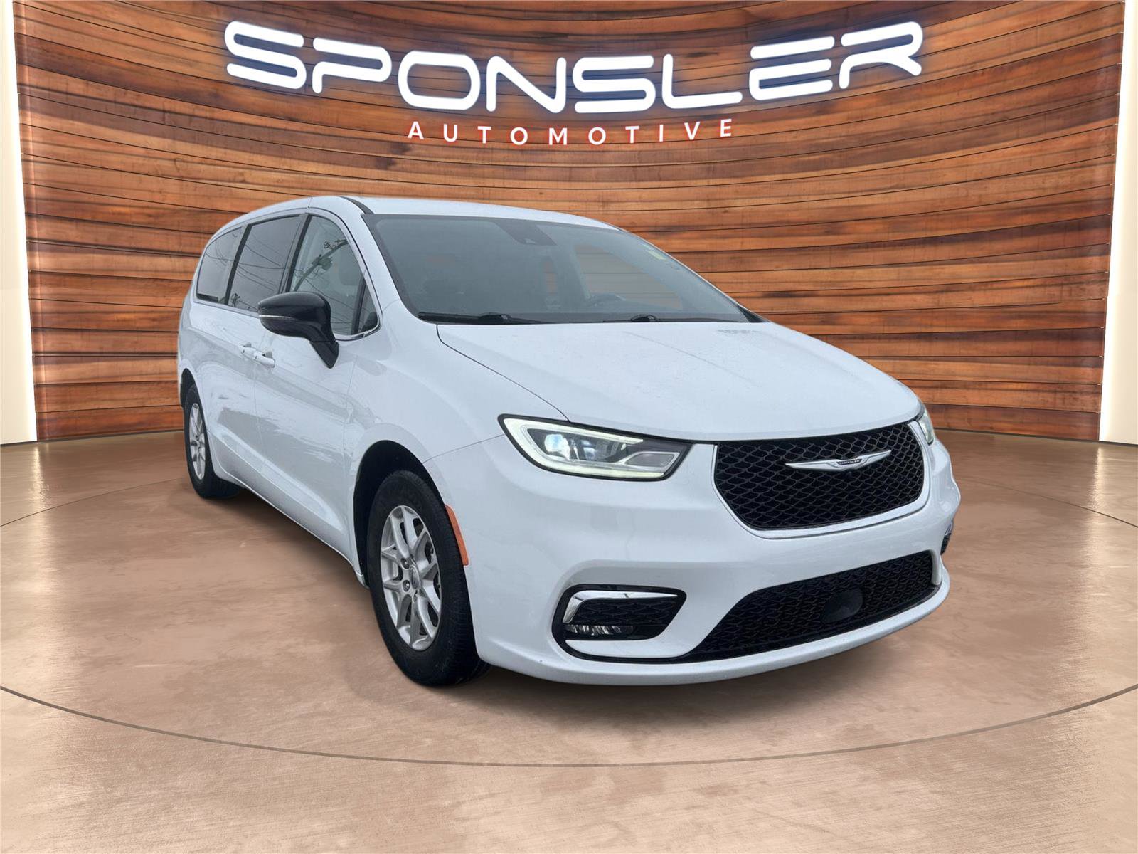 Used 2024 Chrysler Pacifica Touring-L image 8