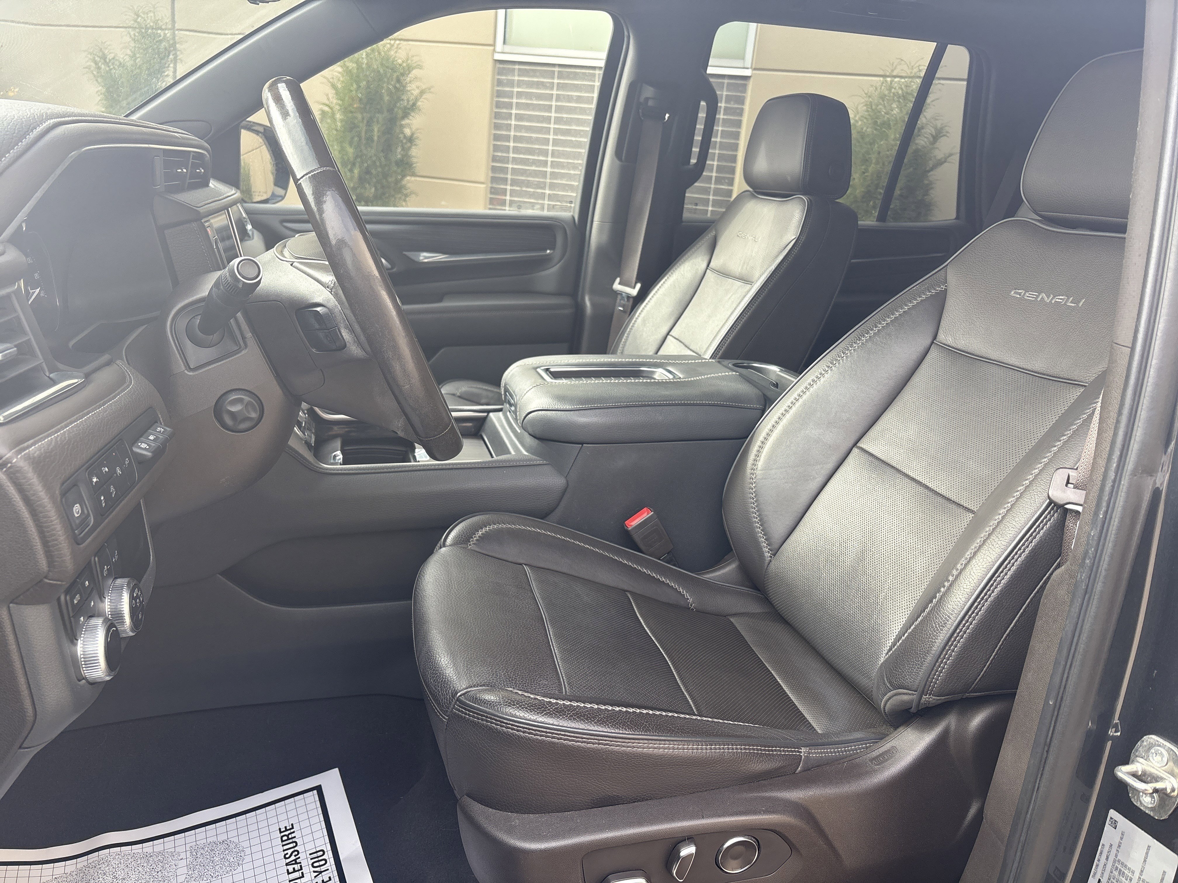 Used 2021 GMC Yukon Denali w/ Denali Premium Package image 16