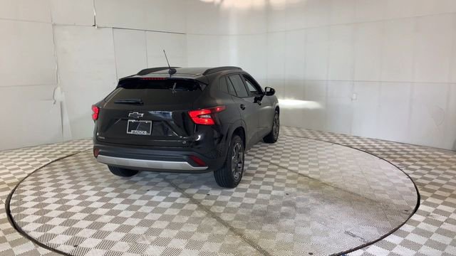 Used 2024 Chevrolet Trax LT w/ Driver Confidence Package FWD image 2