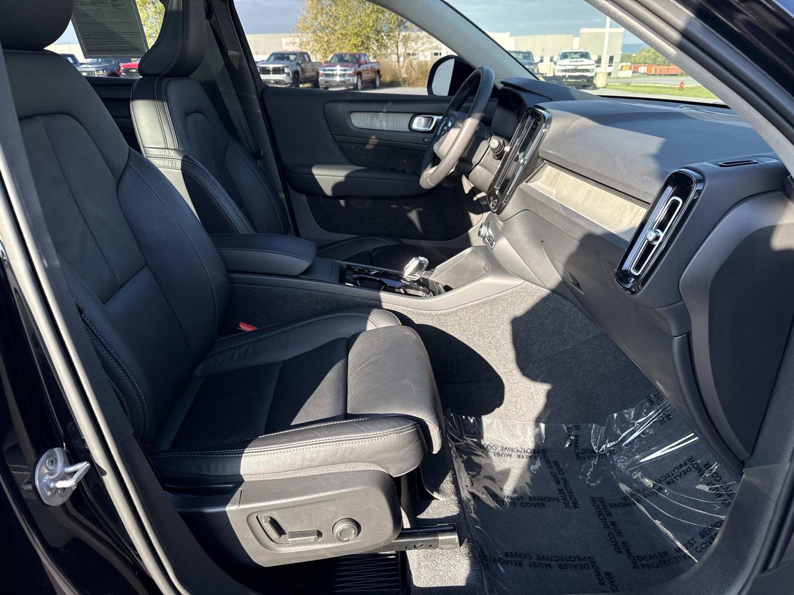 Used 2024 Volvo XC40 B5 Plus image 19