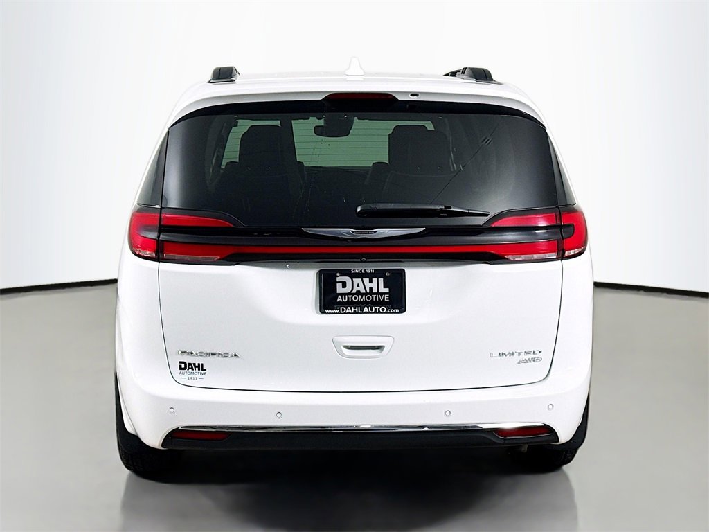 Used 2022 Chrysler Pacifica Limited w/ Uconnect Theater Family Group image 6