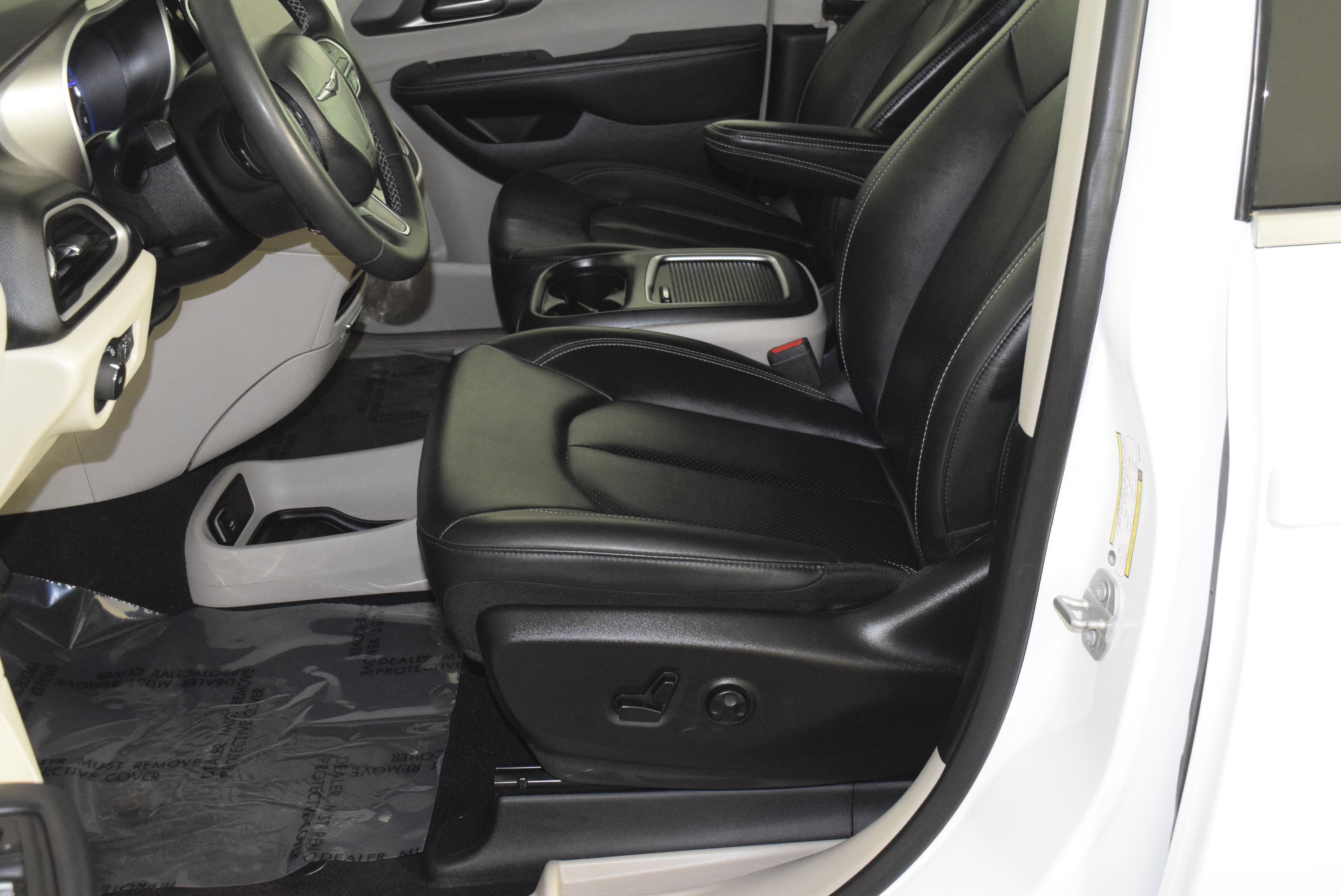 Used 2024 Chrysler Pacifica Touring-L image 28