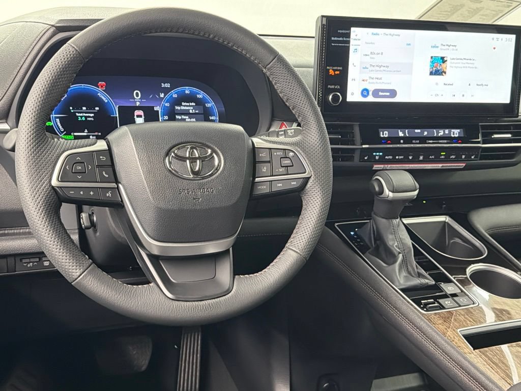 Used 2026 Toyota Sienna Limited FWD image 36