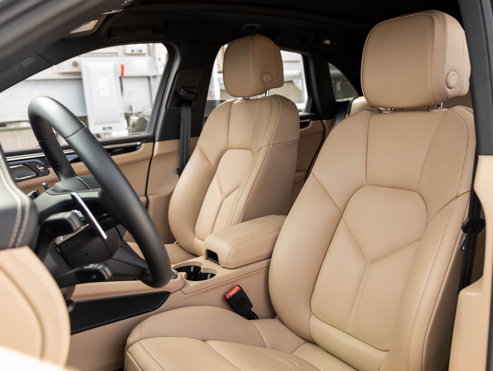 Used 2025 Porsche Macan image 5