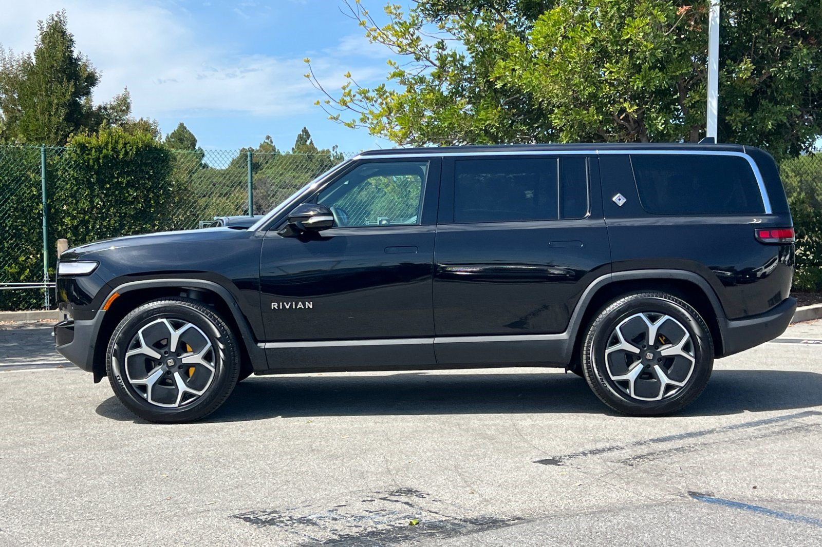 Used 2024 Rivian R1S Adventure AWD/4WD image 2