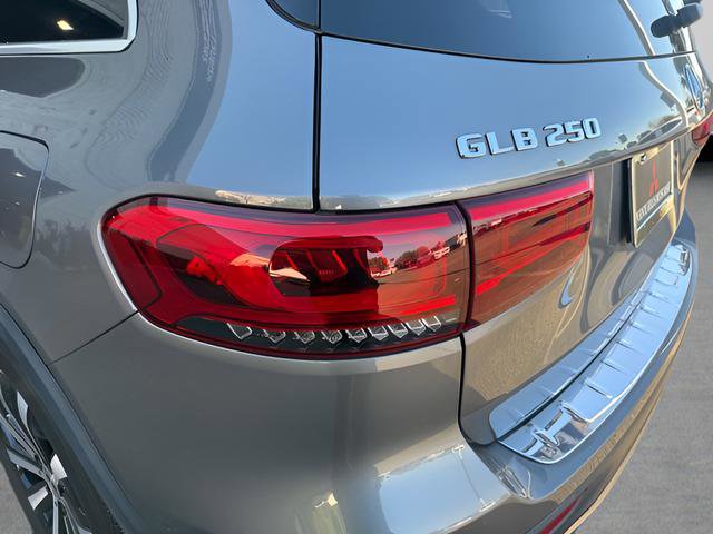 Used 2022 Mercedes-Benz GLB 250 4MATIC w/ Premium Package Lite image 32