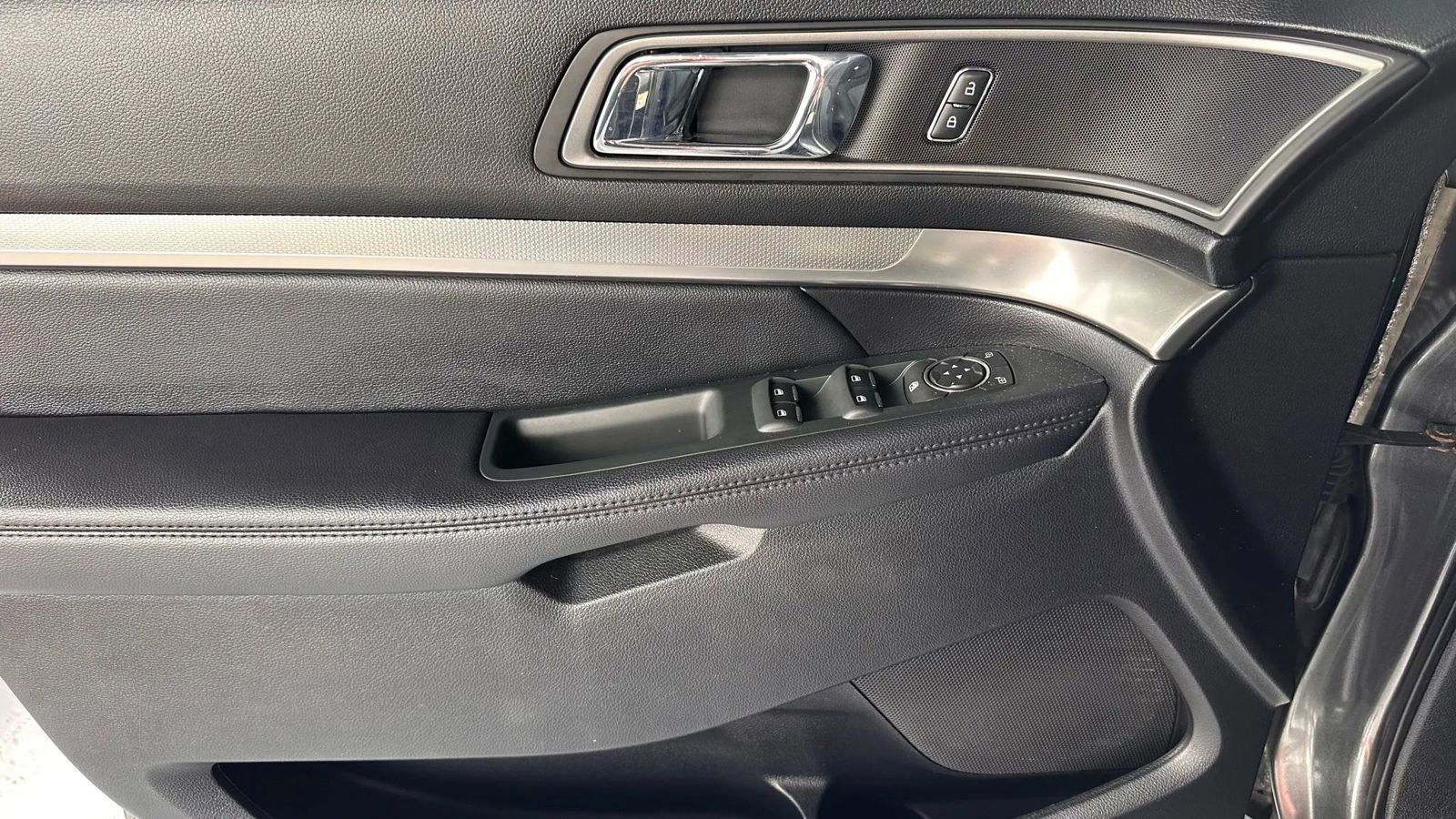 Used 2018 Ford Explorer XLT image 15