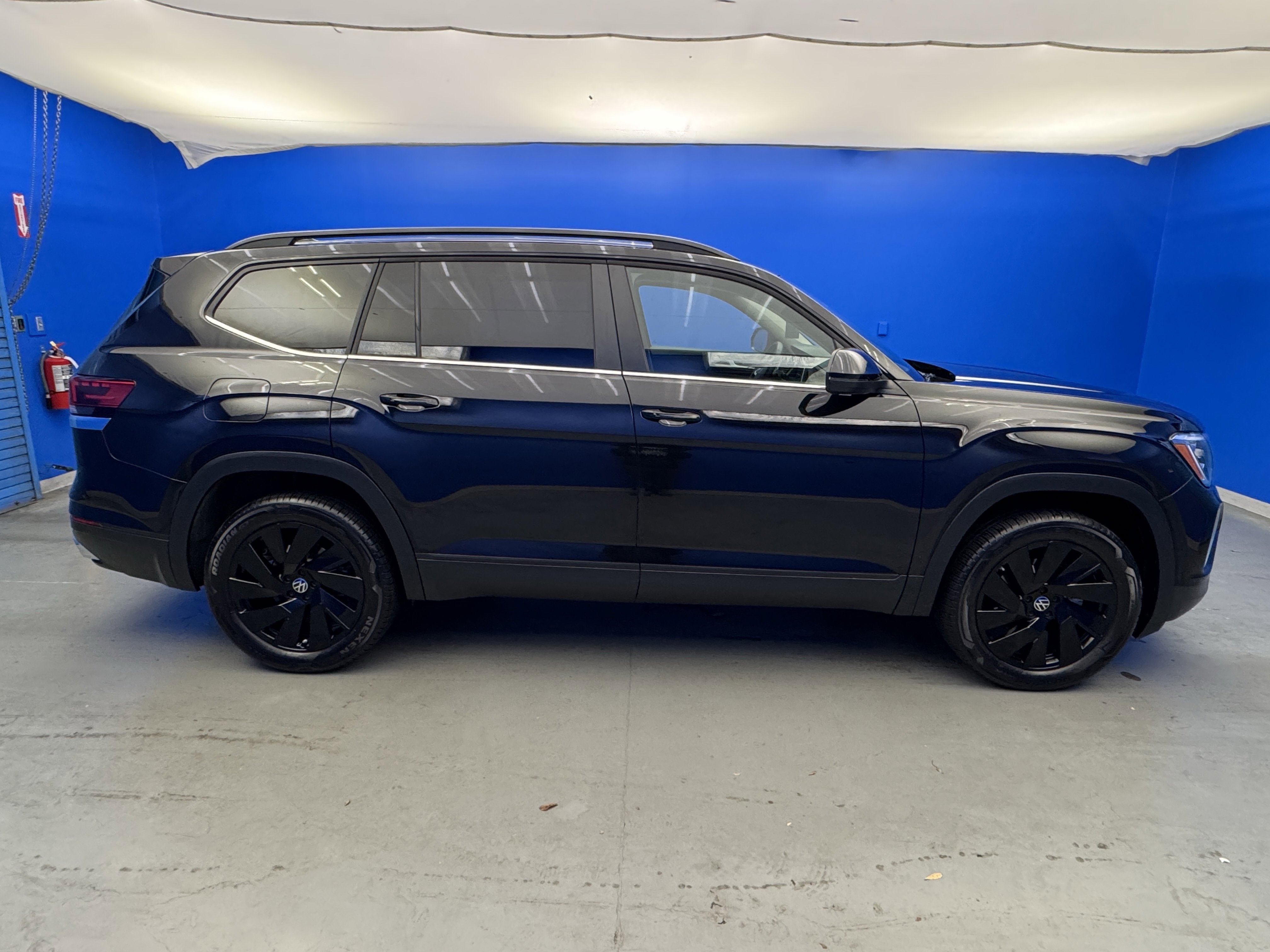 Certified 2025 Volkswagen Atlas SE w/ Black Wheel Package image 8