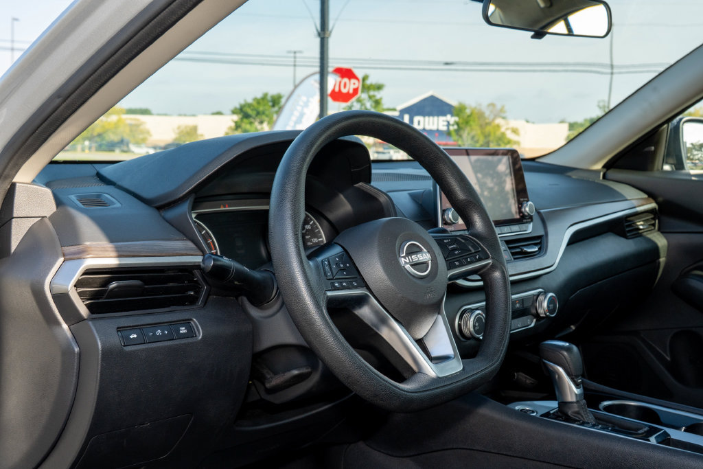 Used 2024 Nissan Altima 2.5 SV FWD image 13