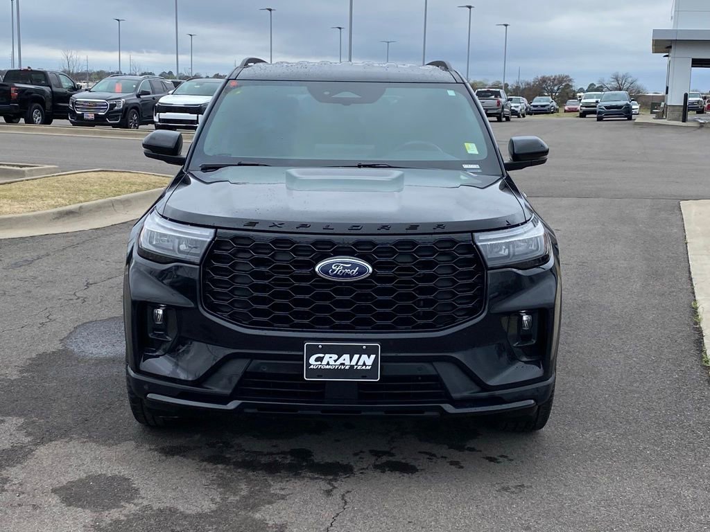 Used 2025 Ford Explorer ST-Line w/ ST-Line Street Pack image 2