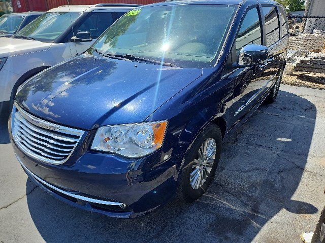 Used 2013 Chrysler Town & Country Touring-L w/ Driver Convenience Group FWD image 4