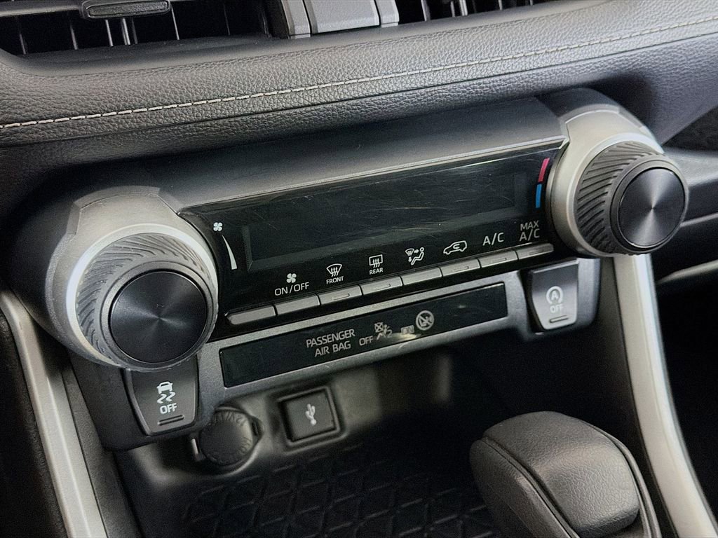 Used 2020 Toyota RAV4 LE w/ Carpet Mat Package image 17