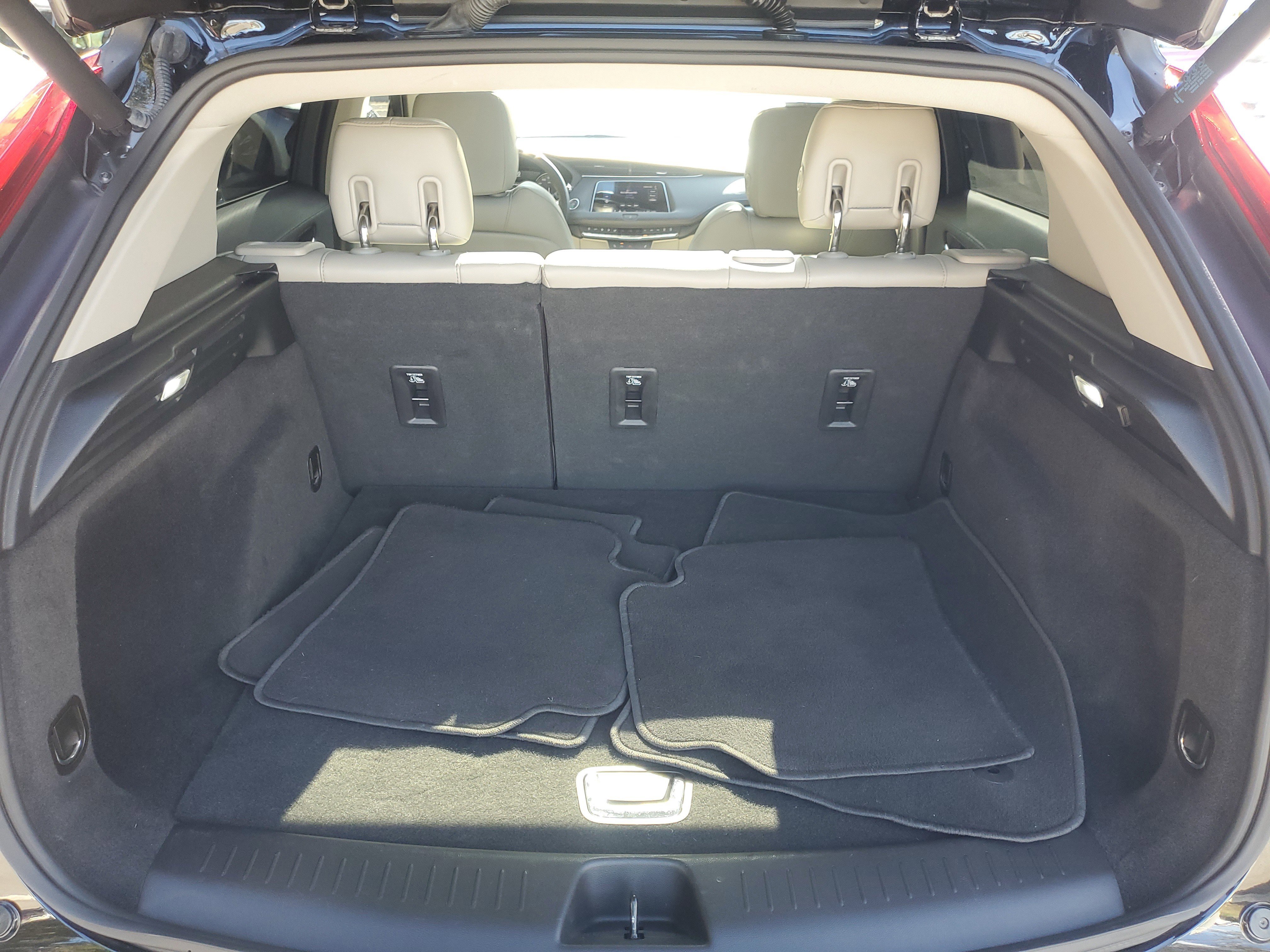 Used 2023 Cadillac XT4 Luxury w/ Cold Weather Package image 8