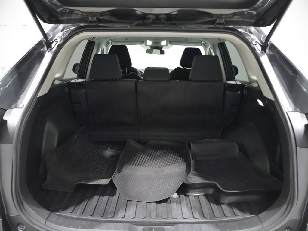 Used 2025 Toyota RAV4 LE AWD/4WD image 4