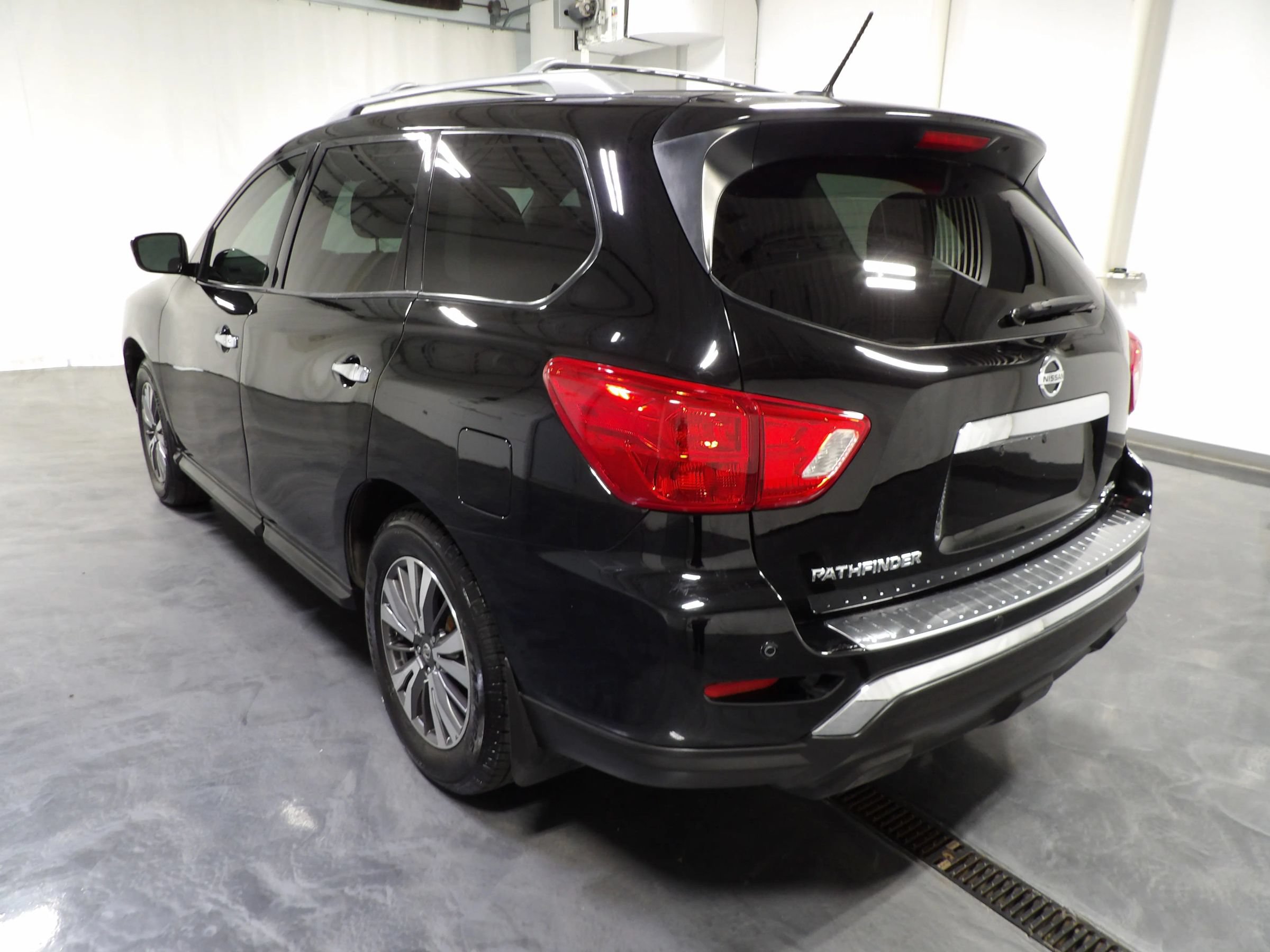 Used 2017 Nissan Pathfinder SV w/ SV Cold Weather Package AWD/4WD image 5