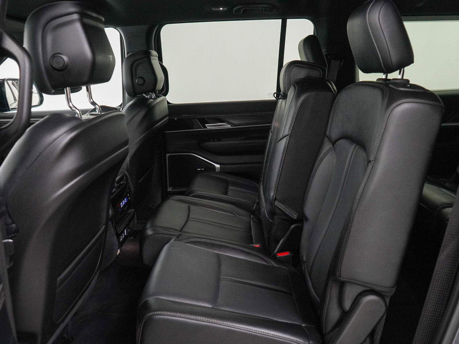 Used 2024 Jeep Wagoneer L Series II w/ Flexible Seating Group image 17