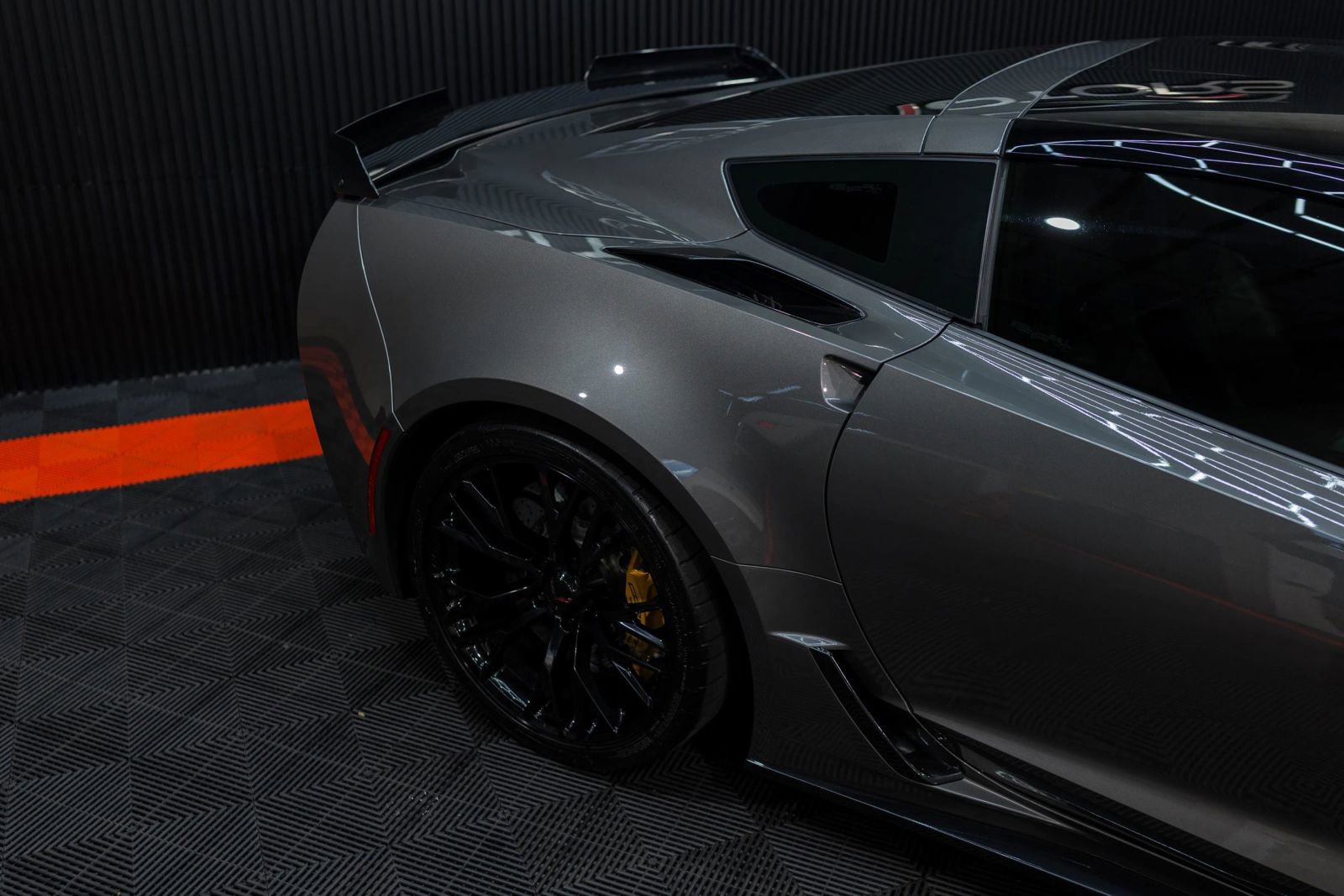 Used 2015 Chevrolet Corvette Z06 w/ Z07 Performance Package RWD image 7