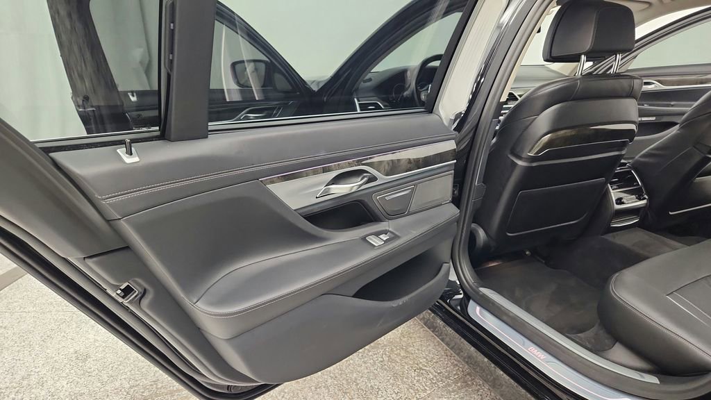 Used 2018 BMW 750i xDrive image 30