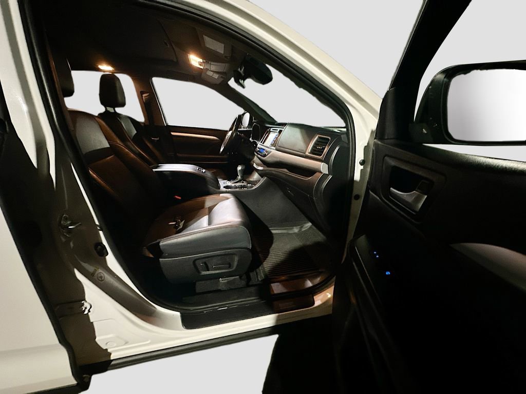 Used 2019 Toyota Highlander XLE image 27