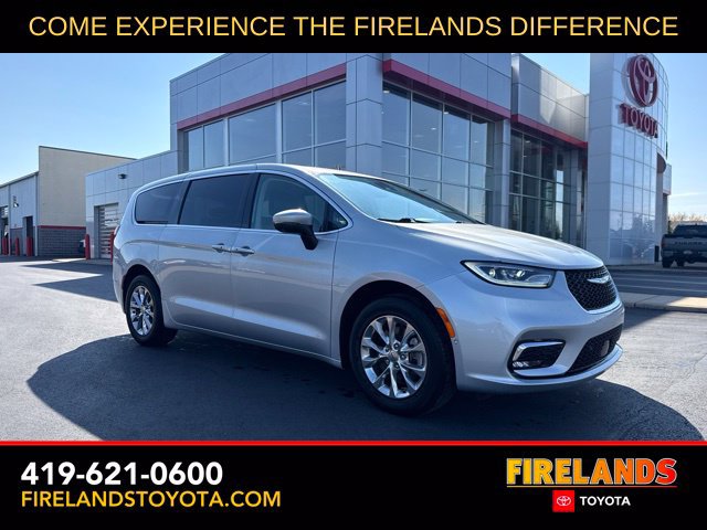 Used 2023 Chrysler Pacifica Touring-L AWD/4WD image 1