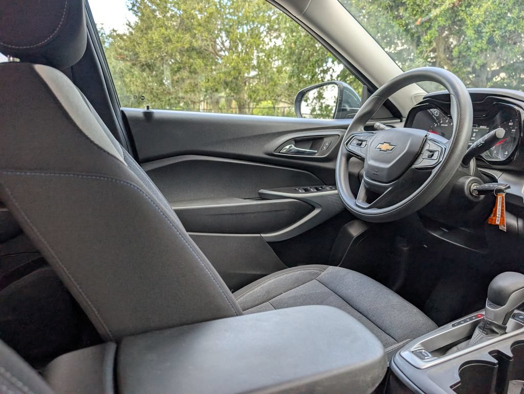 Used 2025 Chevrolet Trax LS w/ LS Convenience Package FWD image 13