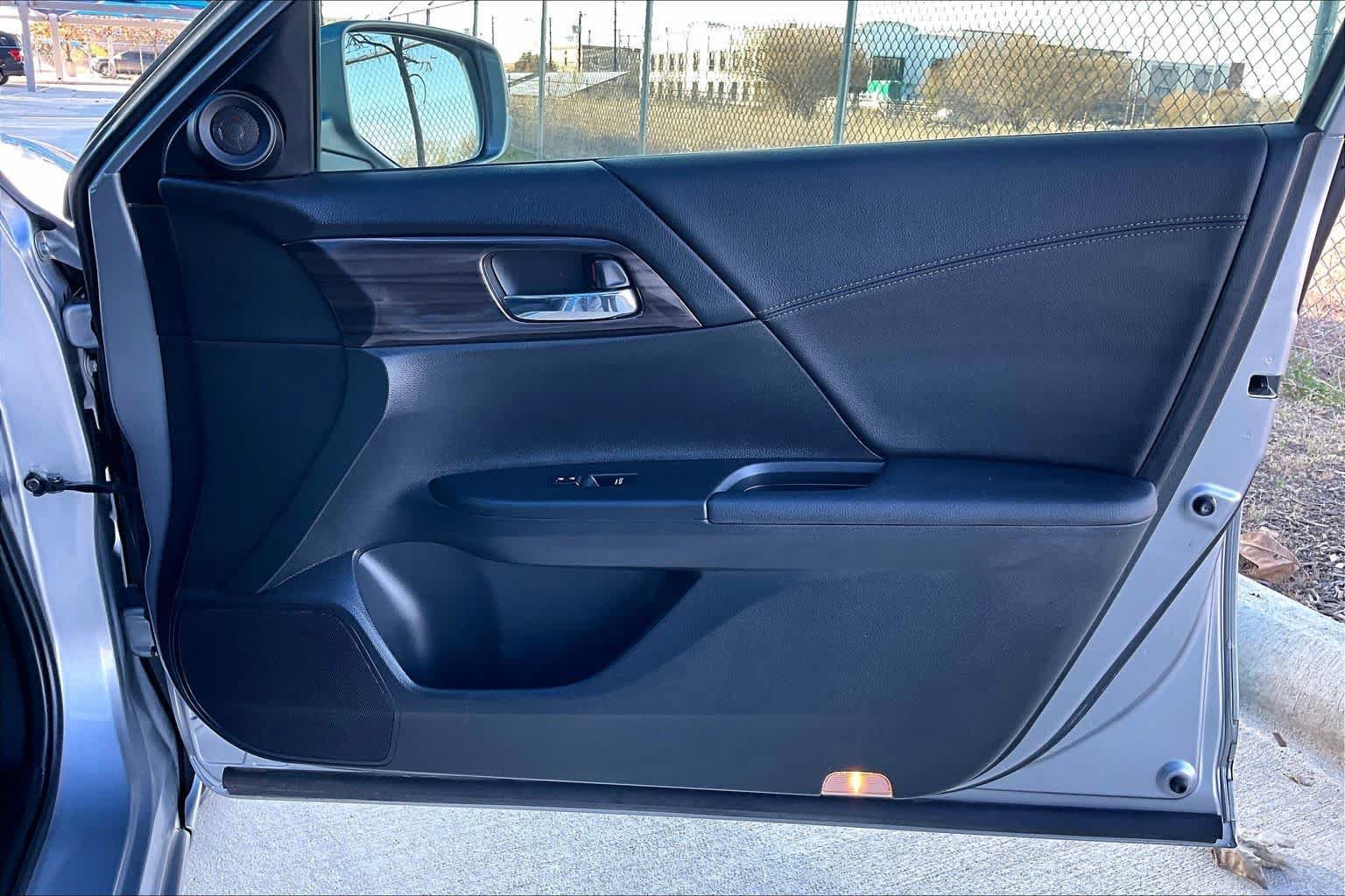 Used 2017 Honda Accord Hybrid Sedan image 23
