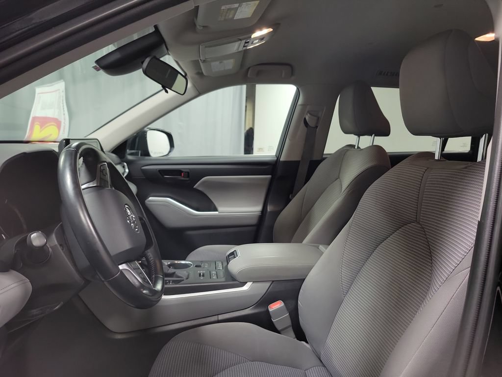 Used 2020 Toyota Highlander LE AWD/4WD image 12
