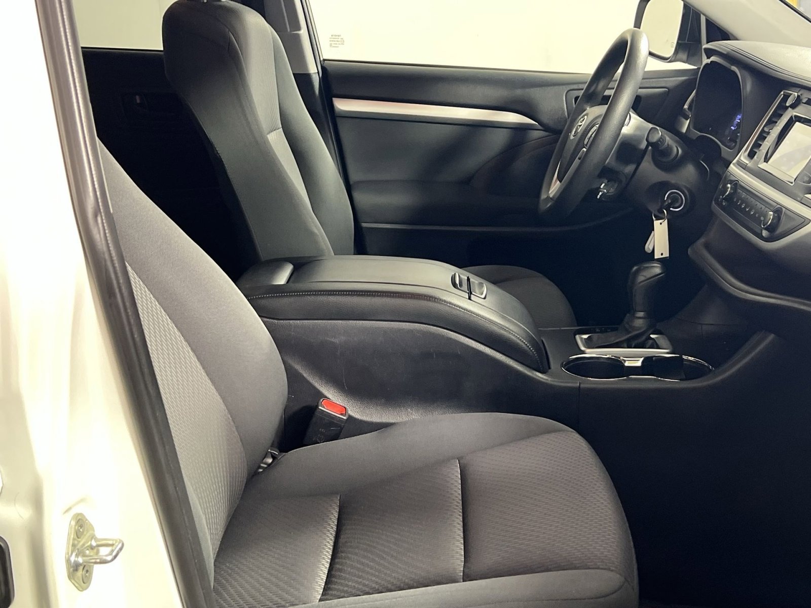 Used 2019 Toyota Highlander LE image 29