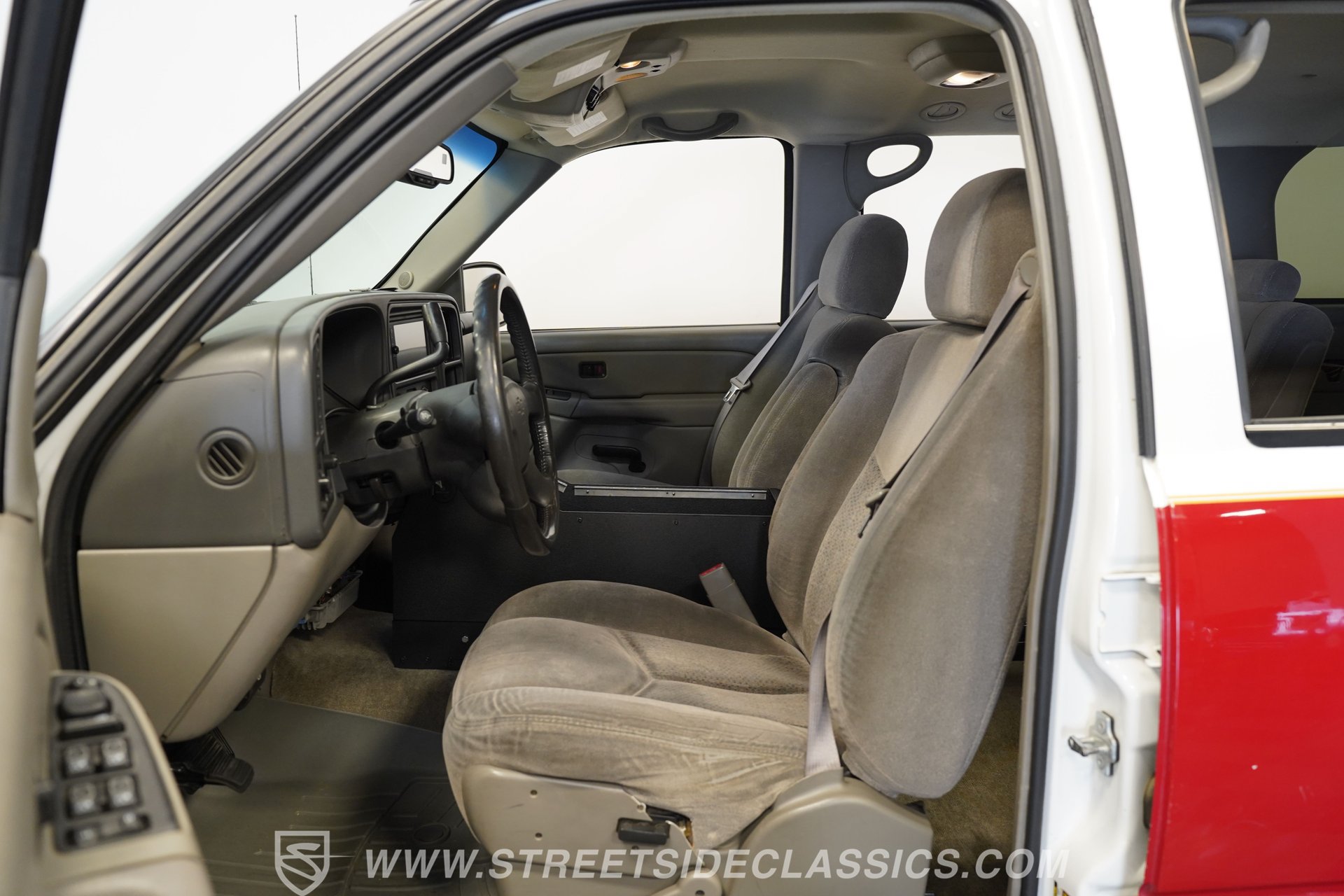 Used 2004 Chevrolet Suburban 2500 LS w/ Suspension Package, Autoride AWD/4WD image 3