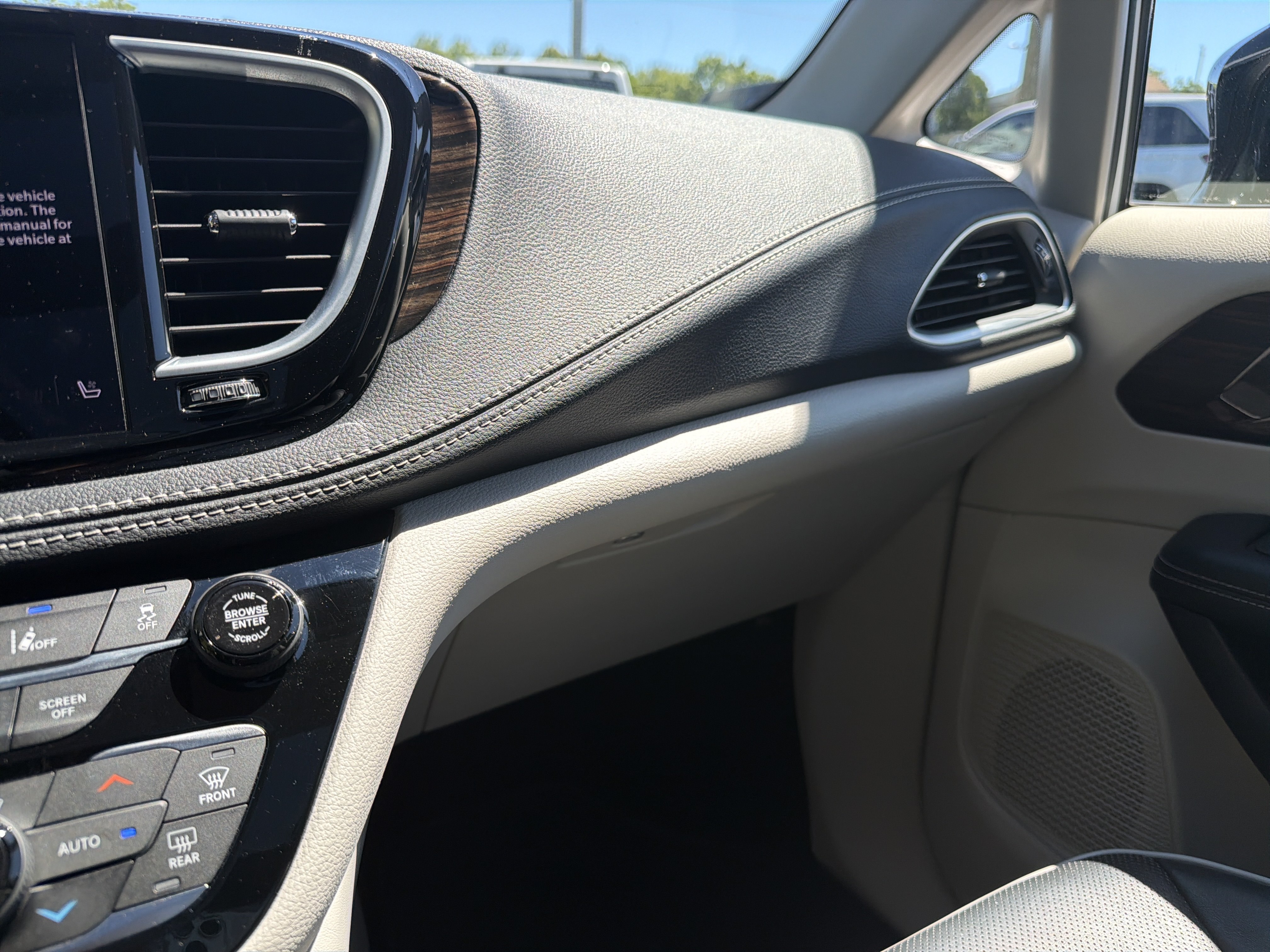 Used 2023 Chrysler Pacifica Limited FWD image 21