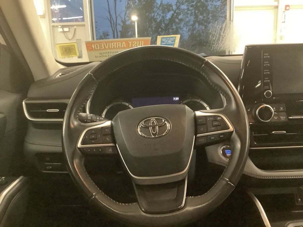 Used 2022 Toyota Highlander XLE AWD/4WD image 8