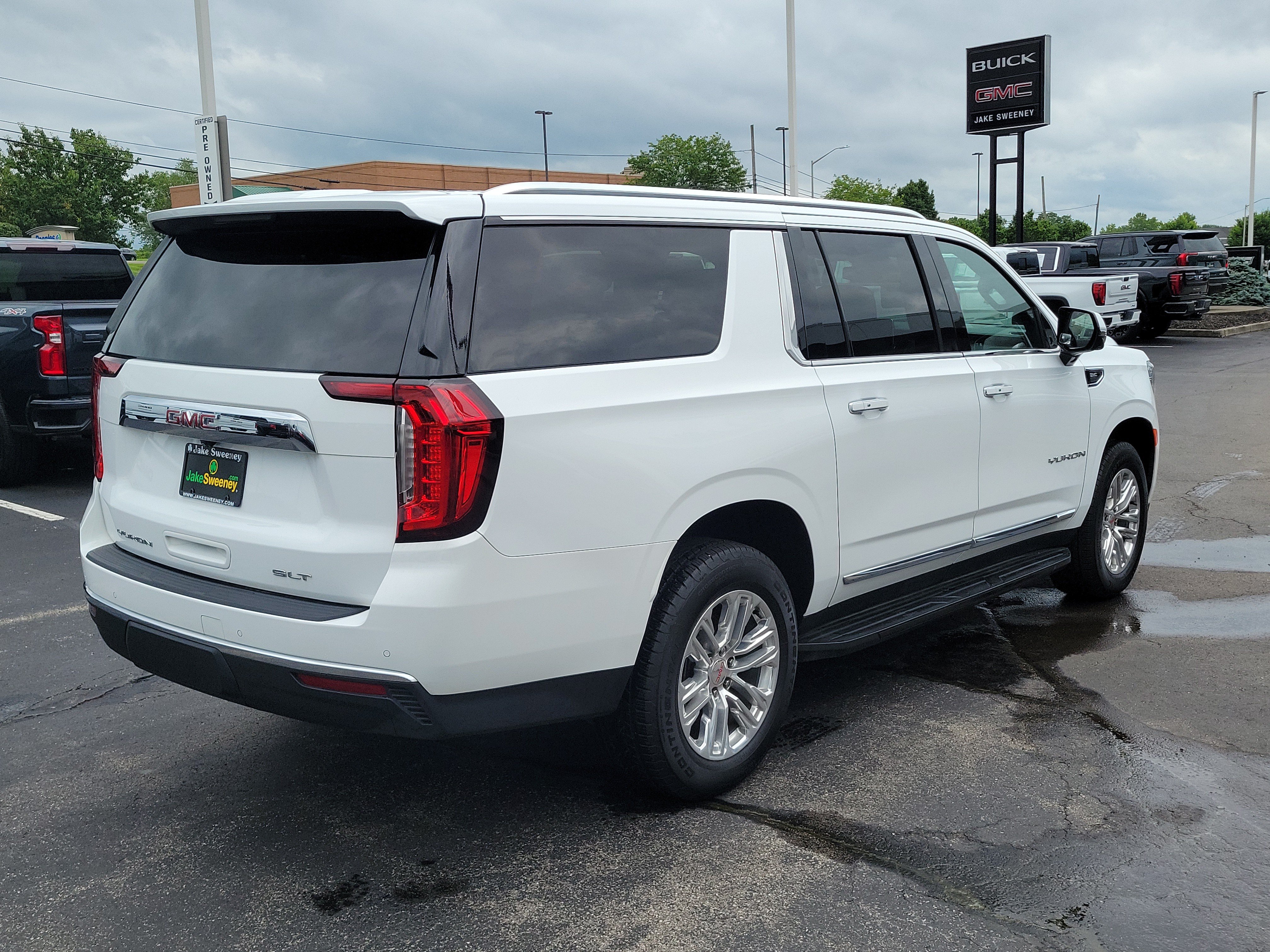 Used 2024 GMC Yukon XL SLT w/ SLT Luxury Package AWD/4WD image 4