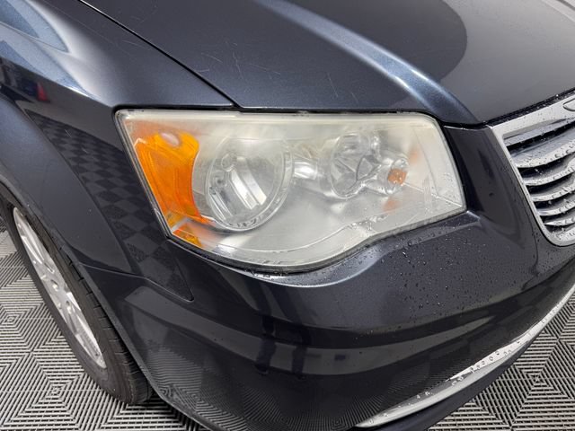 Used 2014 Chrysler Town & Country Touring FWD image 12